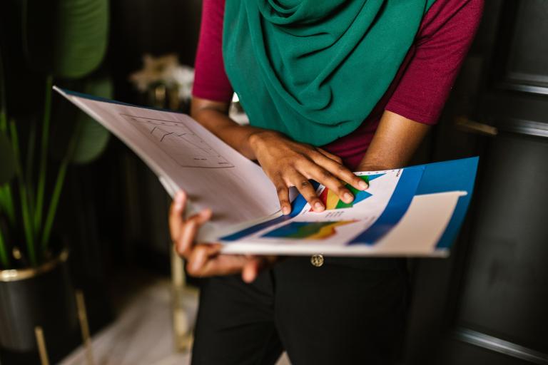 Photo by RDNE Stock project of person holding a report